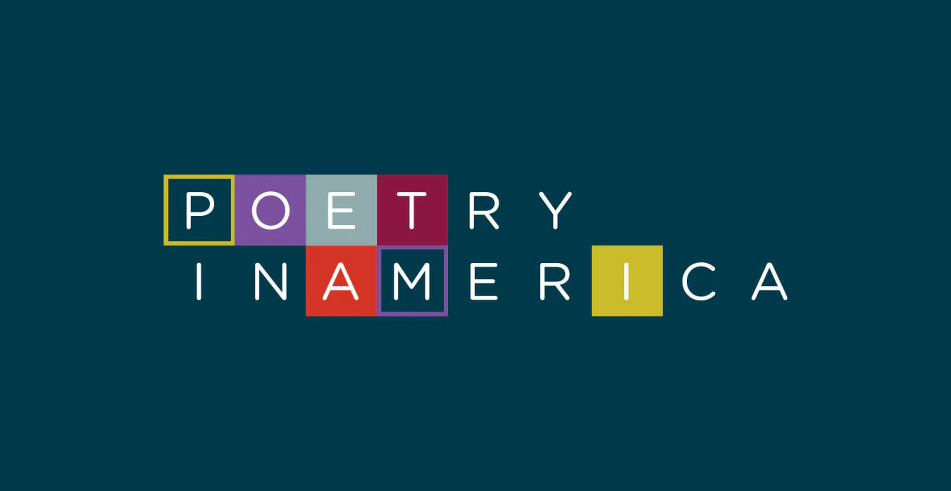 Logotipo de "poetry in america" con letras mayúsculas multicolores sobre un fondo verde azulado oscuro.